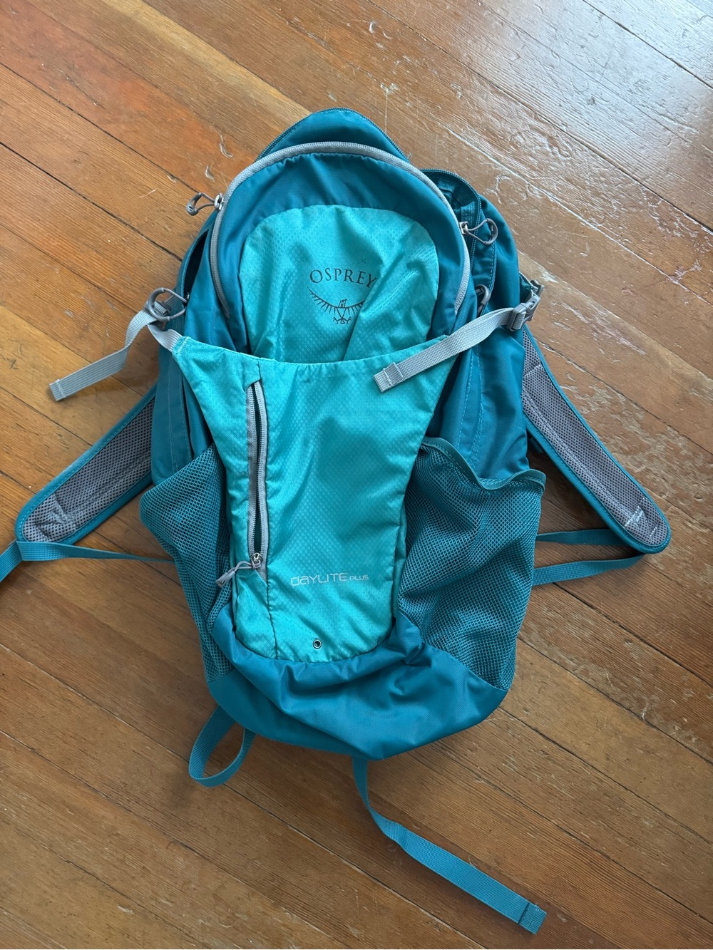 OSPREY Teal & Aqua Daypack — Lightweight Hydration-Ready Backpack